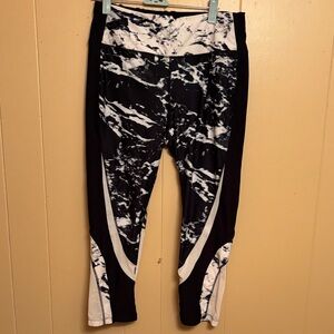 Avia Black and White Ladies Leggings Size Medium. Pre owned excellent